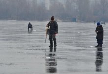 Автомобиль с рыбаками провалился под лед в ВКО