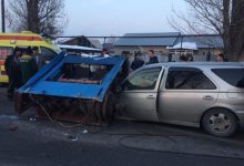 Металлическая конструкция раздавила автомобиль с пассажирами в Алматы