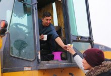 Молодые люди напоили горячим чаем столичных комунальщиков