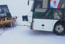 В СКО еле откопали из снега автобус с актюбинскими хоккеистами, которые ехали на матч в Петропавловск
