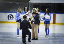 Житель Павлодара сделал предложение возлюбленной на хоккейном матче