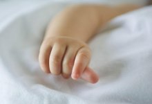 В Атырау врачи пытаются спасти найденного на улице младенца