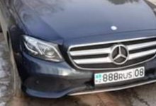 Машина с номером "888 RUS 08" возле областного суда взволновала жамбылцев