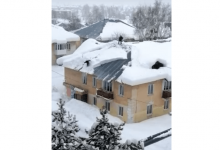 Двое мужчин сорвались с крыши в ВКО