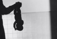 Новорожденного ребенка поместила в работающую стиральную машину россиянка