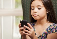 В школах Казахстана предлагают запретить смартфоны