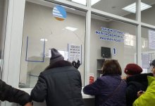 Разбили витрину и устроили скандал пассажиры сломавшегося поезда в Караганде