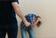 Карагандинец избил 9-летнего ребенка за смех и шум в подъезде