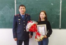 Студентка уговорила не прыгать с моста на железнодорожные пути жителя Кокшетау