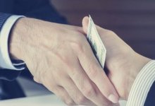 Подполковника полиции задержали по подозрению в получении взятки в СКО