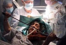 Британку попросили сыграть на скрипке во время удаления опухоли мозга