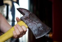 Женщина кинула топор в полицейского в Костанайской области