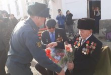 В Атырау гвардейцы исполнили песни военных лет под окнами ветерана ВОВ