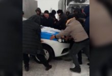 Отодвинули служебное авто и сопротивлялись полицейским: задержаны трое водителей