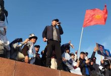 В Бишкеке митингующие забросали полицейских камнями и заблокировали движение транспорта