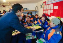 Активисты Jas Otan поздравили женщин с 8 марта