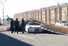 Из-за ветра навес рухнул на автомобиль в Актау