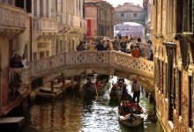 Власти Италии закрывают Венецию и Милан