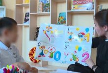 Мальчик-«маугли» из Кызылорды обрел семью и впервые пошел в школу