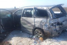 Микроавтобус с иностранцами опрокинулся на трассе в Актюбинской области, один человек погиб