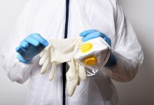 В горздраве Алматы опровергли информацию о врачах, вынужденных носить противочумные костюмы из одноразовых простыней