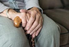 Пенсионерам старше 65 лет ограничили передвижение по улицам