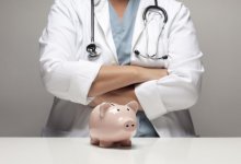 Правительство введет доплату только тем врачам, кто борется с коронавирусом