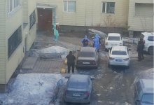 Карагандинцев заблокировали в собственном подъезде из-за карантина: аким поручил снять замок