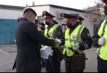 Госслужащие на карантине шьют маски для полицейских в Атырауской области