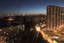 Жители карантинного Нур-Султана исполнили гимн из открытых окон многоэтажек