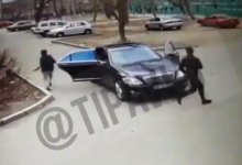 Вооруженный мужчина попал на видео в Павлодаре