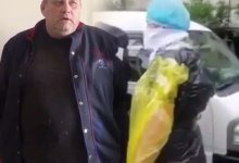 Мужчина принес извинения за фейковое видео о врачах в костюмах из целлофана и скотча