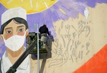 Мурал в честь врачей рисуют на фасаде многоэтажки в Нур-Султане