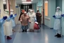 Медики Нур-Султана попрощались с 93-летней пациенткой, вылечившейся от коронавируса. Трогательное видео