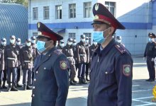 Конфликт алматинцев с коляской и полицейского: лейтенанта наградили за принципиальность