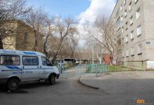 Несколько часов ждал медпомощи житель Павлодара в закрытом на карантине доме. Он в коме