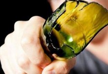 Подозреваемый в грабеже мужчина порезал полицейского разбитой бутылкой в Костанайской области