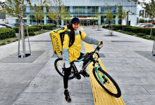 Чемпионка Казахстана по велоспорту работает доставщиком еды во время карантина