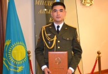 Токаев наградил пожарного, вынесшего ребенка из огня в Алматы