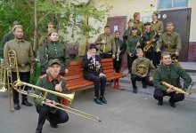 Духовой оркестр поздравил ветеранов во дворах многоэтажек в Нур-Султане