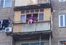 Пьяная женщина пыталась спрыгнуть с балкона в Жезказгане