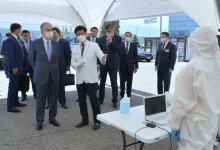 Токаев посетил новый центр мобильного скрининга по выявлению коронавируса
