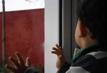 В Костанае ребенок выпал из окна и пошел обратно домой