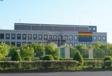 На здании посольства США в Нур-Султане появился флаг ЛГБТ
