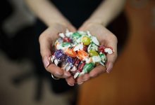 В ЗКО районную чиновницу пытались подкупить с помощью конфет и торта