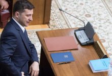 Зеленский назвал мэра Черкасс "бандитом". На президента Украины подали в суд