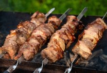 Любитель шашлыка похитил мясо и шампуры из кафе в Аксу