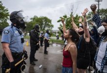 «В США умирают из-за двух вирусов: COVID-19 и расизм»: Американцы бунтуют из-за смерти темнокожего от рук полицейских