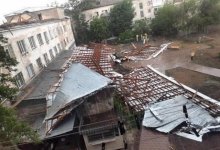 Сильный ветер в Павлодарской области: сорваны крыши, повалены деревья, разбиты авто