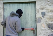 84-летнего дедушку ударили ножом и ограбили в Алматинской области
